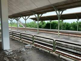 vacío ferrocarril pistas en un ferrocarril estación foto