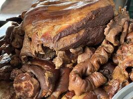 delicioso Fresco A la parrilla carne con verduras, especias y hierbas foto