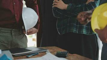 arquitectos, ingenieros y propietarios reunión a construcción sitio video