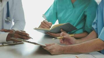 grupo de doctores hablando a farmacéutico ventas representante. video