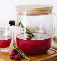 Fruta frambuesa té en vaso tetera y taza foto