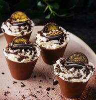 Tiramisu con chocolate oreo galletas en plato foto