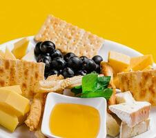diferente tipos de queso en un blanco plato foto