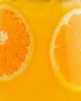 clásico verano Mimosas cóctel, con naranja jugo foto