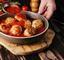 carne de vaca albóndigas con tomate salsa foto