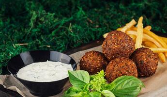 falafel con francés papas fritas en de madera bandeja foto