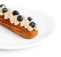 eclair con crema de mantequilla y arándanos foto