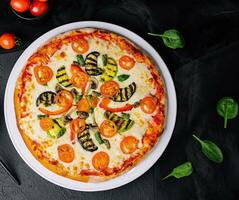 vegetariano Pizza con calabacín, berenjena, hongos y tomate foto