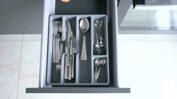 forchetta posate con coltello e cucchiaio in un cassetto video