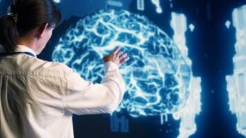 asiático desarrollador mirando a holograma de artificial inteligencia cognitivo informática humano cerebro simulación. programador interactuando con ai visualización demostración máquina aprendizaje algoritmos foto