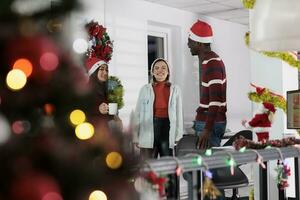 contento compañeros de trabajo teniendo divertido por oficina agua enfriador, narración chistes en Navidad decorado espacio de trabajo relajado empleados disfrutando café descanso gracioso charla durante invierno fiesta temporada foto