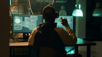 africano americano hacker utilizando virtual realidad lentes a cortar a tajos computadora servidor, creando malware y seguridad incumplimiento a robar importante información. delincuente haciendo hacktivismo. Mano disparo. foto