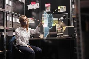 mujer policía mirando a hologramas en archivo espacio, molesto a resolver crimen con evidencia y pistas privado investigador examinando holográfico fotos y aumentado realidad a mesa.