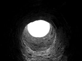 pietra bene buco isolato al di sopra di trasparente sfondo png illustrazione, vecchio costruzione a partire dal dentro, mattone bene muri, autunno giù nel il bene concetto