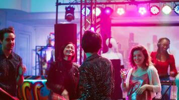 miedoso personas bailando a discoteca con En Vivo disco música, ir de fiesta juntos en danza piso. joven grupo de amigos disfrutando la vida nocturna a club, yendo clubbing para entretenimiento. trípode disparo. foto