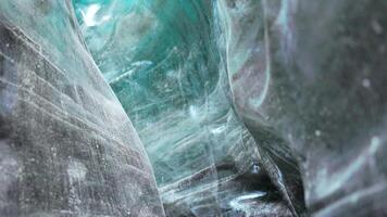 masivo bloquear de agrietado vatnajokull hielo en Islandia, grieta con glacial estructura y cubierto escarcha. hermosa glaciar hielo cuevas y icebergs en congelado invernal islandés escenario. Mano disparo. foto