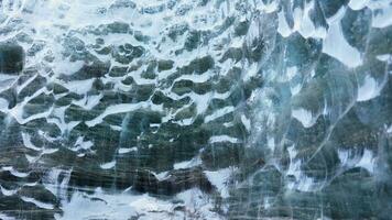 azul transparente hielo cuevas, hermosa azul vatnajokull hielo glaciar en islandés paisajes cubierto escarcha agrietado hielo rocas en Islandia, polar nórdico paisaje con nieve. Mano disparo. foto