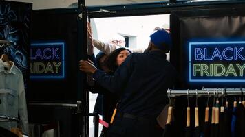 negociar buscando clientela fuerza entrando dentro ropa Tienda en negro viernes ventas evento, enojado compradores grupo de obsesionado personas emprendedor puerta y seguridad Guardia a compras centro. Mano disparo. foto