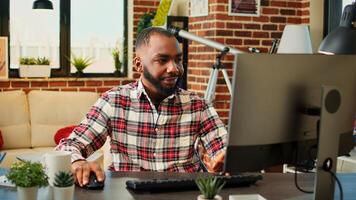 cansado soñoliento africano americano empleado remotamente laboral, mecanografía datos en computadora, contento acerca de refinamiento trabajo pronto. teletrabajador respondiendo trabajo correos electrónicos en calentar acogedor vivo habitación Departamento foto