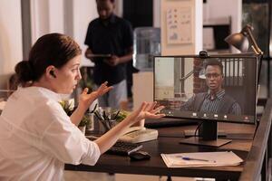 empleado que se discute analítica reporte con proyecto gerente en corporativo en línea reunión, compañeros de trabajo hablando en teleconferencia utilizando videollamada solicitud. empresa birref, teletrabajo foto