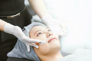 cara masaje dama facial piel cuidado crema tratamiento en spa con blanco espacio para publicidad texto. foto