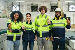 profesional equipo trabajador celebrando éxito en máquina taller fábrica, alegre trabajadores grupo retrato a trabajar, felicidad justa bueno trabajo, éxito trabajo en equipo foto