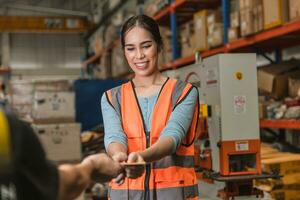 ingeniero almacén personal empleado contento alegre a recibir salario aumentar. industria mujer trabajador contento alegre con tiempo extraordinario prima dinero día de paga foto