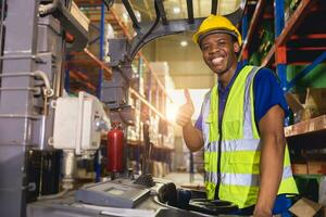 africano negro personas trabajador contento trabajando controlar máquina elevadora carga cargando en almacén inventario logística industria empleado personal foto