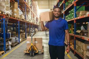 africano negro personas trabajador contento trabajando en fábrica almacén inventario logística industria empleado personal foto