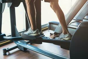 de cerca sano aptitud personas hombre deporte fuerza ejercicio actividad a gimnasio en eclipse sube máquina foto