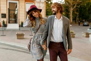 contento Moda Pareja posando en el antiguo calle en soleado primavera. bonito hermosa mujer y su hermoso elegante novio abrazando exterior. foto