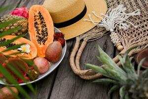 plato de Fresco exótico frutas jugoso piña, papaya .Paja sombrero. bali estilo. foto