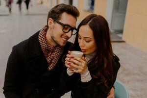 romántico Pareja Fechado en acogedor café en el calle. otoño humor. foto