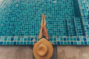 maravilloso Delgado mujer con Perfecto figura posando en nadando piscina foto