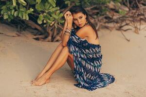 cerca arriba retrato de hermosa asiático mujer en tropical atuendo posando en el playa. foto