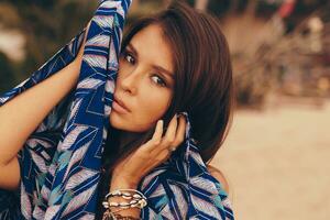 cerca arriba retrato de hermosa asiático mujer en tropical atuendo posando en el playa. foto