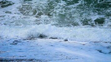 mar onda dentro lento movimento falhando em a de praia video