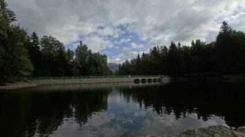 laps de temps, nuage mouvement, Lac dans Karpacz, Pologne video