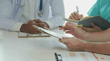 grupo de doctores hablando a farmacéutico ventas representante. video