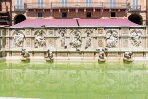 siena ,italia-agosto 10, 2020-el famoso plaza del campo y el fuente llamado fonte gaia durante un soleado día foto