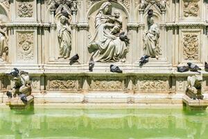 siena ,italia-agosto 10, 2020-el famoso plaza del campo y el fuente llamado fonte gaia durante un soleado día foto