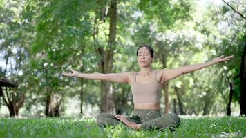 Yoga und Meditation zum asiatisch Damen Gesundheit video