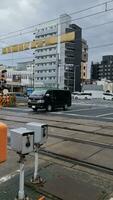 Osaka, Japon sur septembre 29 2023. le habitude de voiture Conducteurs dans Japon est à lent vers le bas leur la vitesse et même Arrêtez brièvement à le emplacement où le train des pistes traverser le route, là sont non les trains video