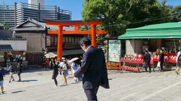 kyoto, Giappone su ottobre 1 2023. molti turisti a partire dal Asia, America e Europa visitare fushimi inari taisha nel kyoto per prendere fotografie a il molto famoso torii cancelli. uno di il preferito macchie per turisti. video