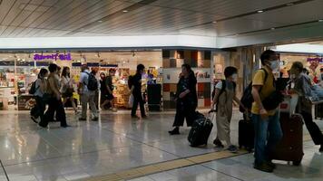 Osaka, Japan auf September 29 2023. Zug Passagiere beim Schienbein Osaka Bahnhof, etwas Menschen aussehen im ein sich beeilen, Andere sind entspannt. Schienbein Osaka ist das Bahnhof zum Einsteigen das Shinkansen schnell Zug video