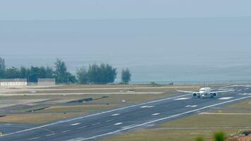 passeggeri aereo accelerando e assunzione via a aeroporto. Jet aereo partenza. turismo e viaggio concetto video