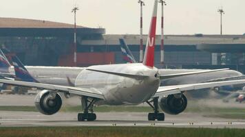 Moscú, ruso federación julio 30, 2021 - boeing 777 de viento del norte en el pista a sheremetyevo aeropuerto. pasajero aeronave tomar apagado. turismo y viaje concepto video