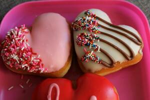 enamorado rosquillas puesto fuera en un rosado plato foto