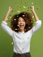 contento mujer celebrando en un sólido antecedentes ai generativo foto