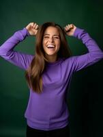 contento mujer celebrando en un sólido antecedentes ai generativo foto